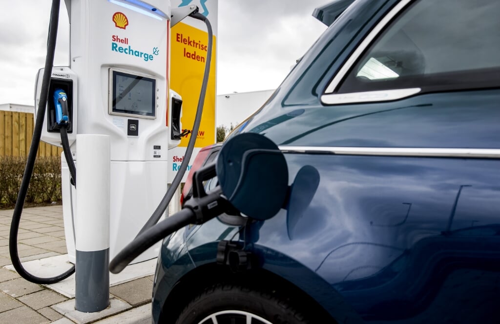 2021-03-09 12:13:59 Oil concern Shell is conducting a test with a 'super battery' at a filling station in Zaltbommel, the Netherlands with which electric cars can be charged much faster, Tuesday March 09. ANP KOEN VAN WEEL