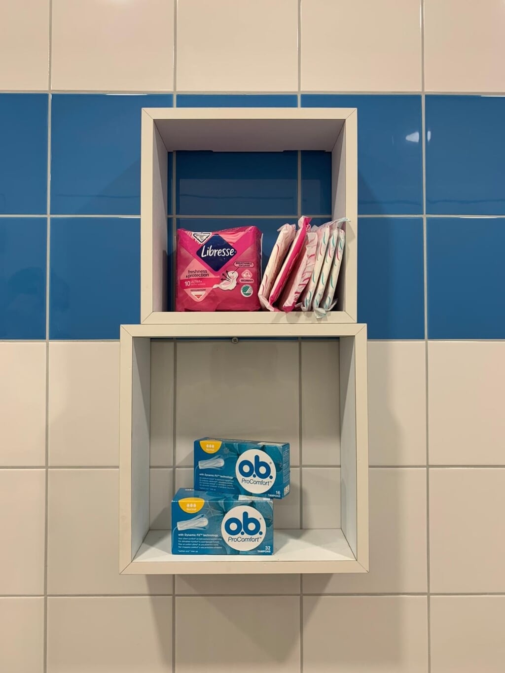 Op CHE komen kastjes in de wc's waar studenten gratis tampons of maandverband kunnen pakken.