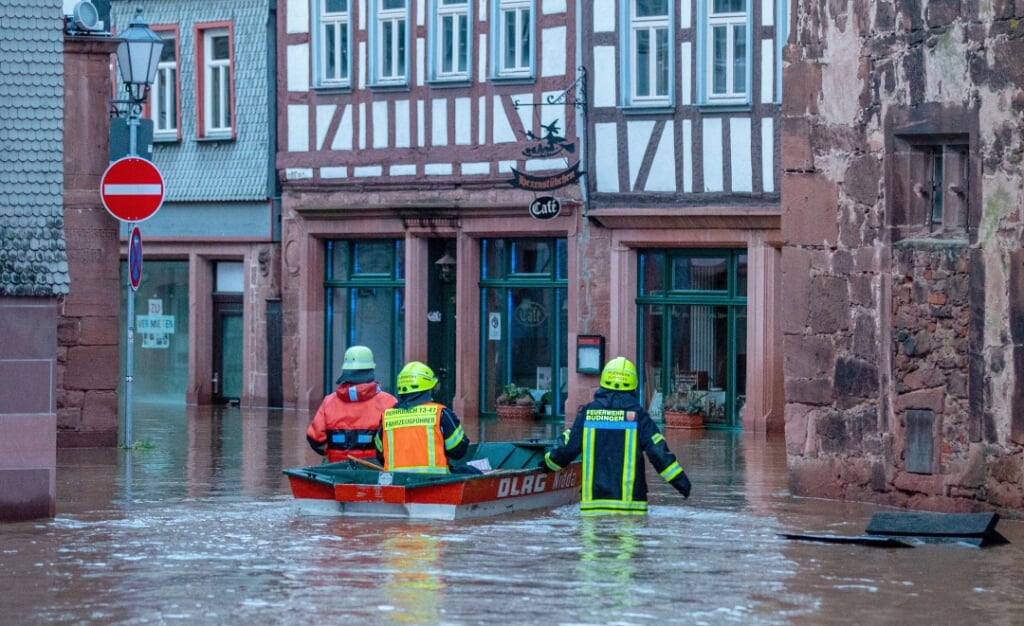 2021-01-29 18:28:13 epaselect epa08973544 Rescue services pull a boat in the flooded old town of Buedingen, near Frankfurt am Main, Germany, 29 January 2021. Thaw and rain caused floods especially in central and eastern Hesse.  EPA/CONSTANTIN ZINN