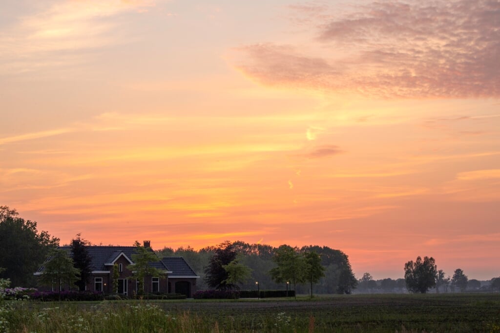 Bram van den Heuvel fotografeerde deze zomerse zonsondergang eerder deze maand bij de Otelaarseweg in Barneveld.