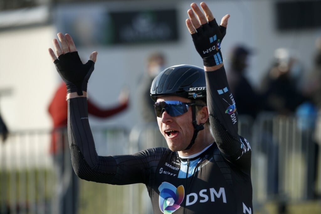 2021-03-08 16:17:01 epa09061928 Dutch cyclist Cees Bol of Team DSM celebrates after winning the 2nd stage of the Paris-Nice cycling race, over 188km from Oinville-sur-Montcient to Amilly, France, 08 March 2021.  EPA/YOAN VALAT