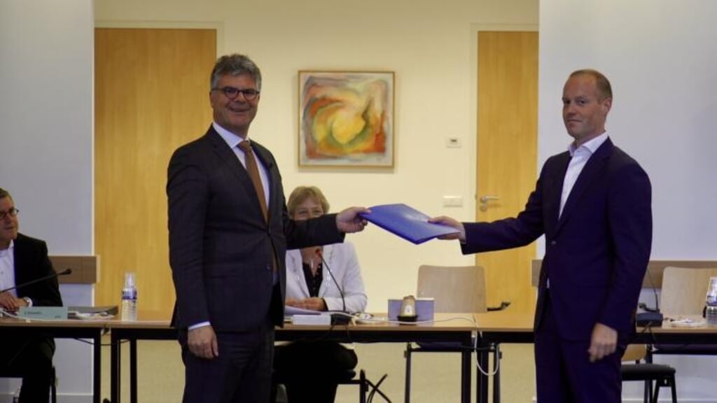 Commissaris van de Koning neemt profielschets Woudenbergse burgemeester in ontvangst.