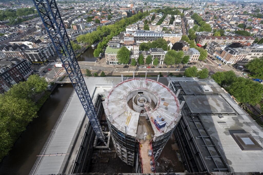 De renovatie van het in 1968 gebouwde hoofdkantoor van De Nederlandsche Bank in Amsterdam was nodig, omdat het gebouw sterk was verouderd. 