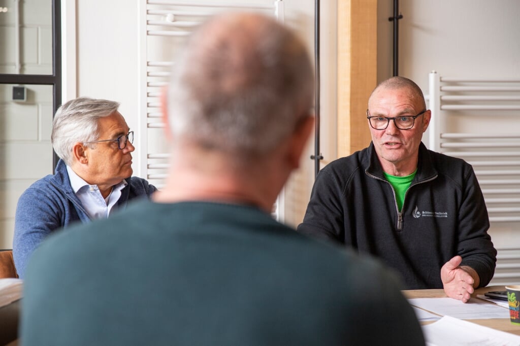 Rob de Vries (links) en Rob Korpel van Schimmel Techniek in gesprek met een klant.