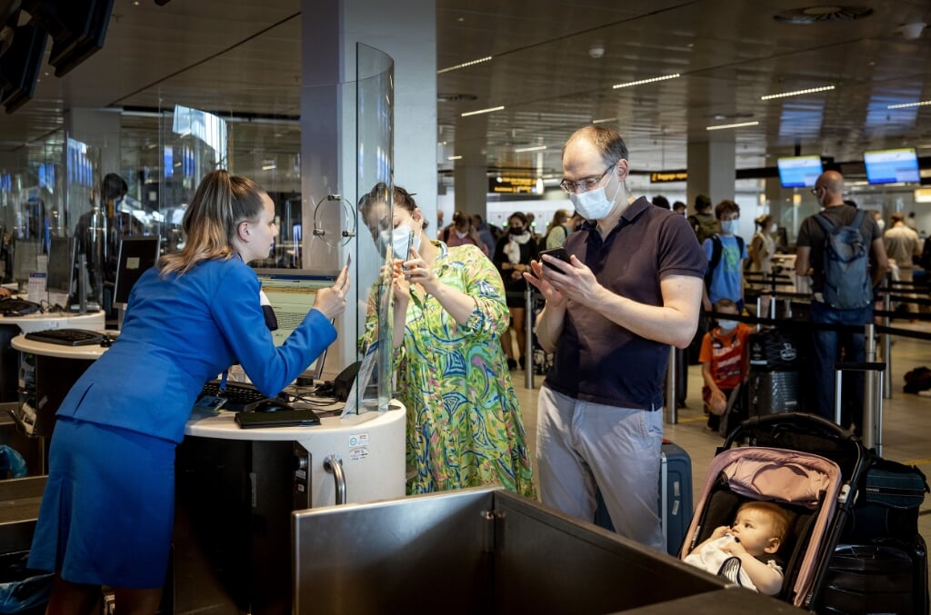 2021-06-18 11:42:03 SCHIPHOL - IncheckbalieÕs van KLM op Schiphol Airport. Nu de coronamaatregelen steeds meer worden versoepeld of komen te vervallen, verwacht de luchthaven deze zomer een stijgend aantal reizigers. ANP KOEN VAN WEEL