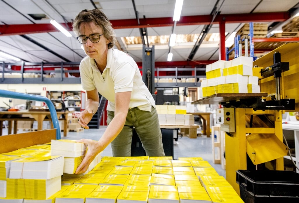 2021-06-11 10:45:35 GOUDA - Het gele vaccinatieboekje, een internationaal bewijs van inenting, bij de boekbinderij. Nadat bekend werd dat alle GGD'en coronastempels in de gele vaccinatieboekjes zetten, is de vraag naar de boekjes bij uitgever SDU enorm toegenomen. ANP SEM VAN DER WAL