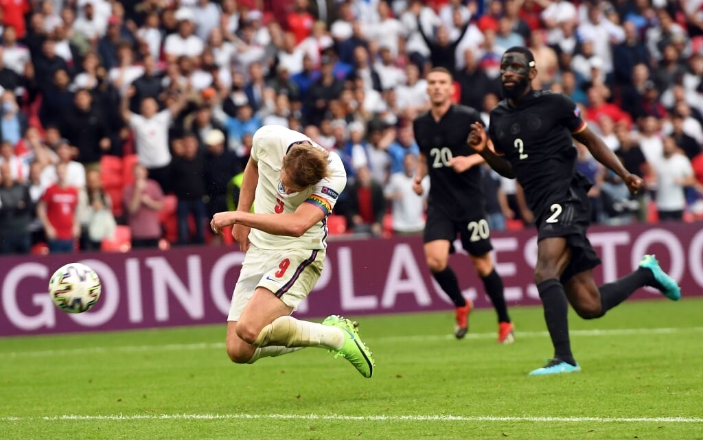 Harry Kane kopte Engeland naar de beslissende 2-0 tegen Duitsland.