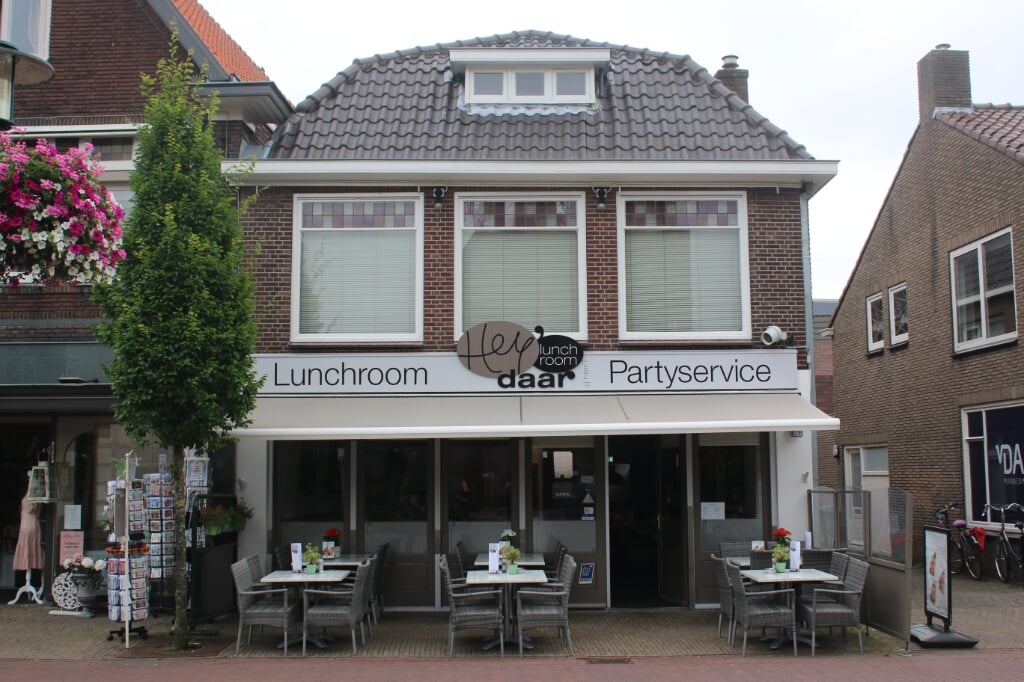 Na ‘De Straaljager’ van Ab Schut werd lunchroom ‘Hey daar’ in de voormalige rijwielzaak gevestigd en inmiddels vindt u daar ‘De Levensgenieter’.