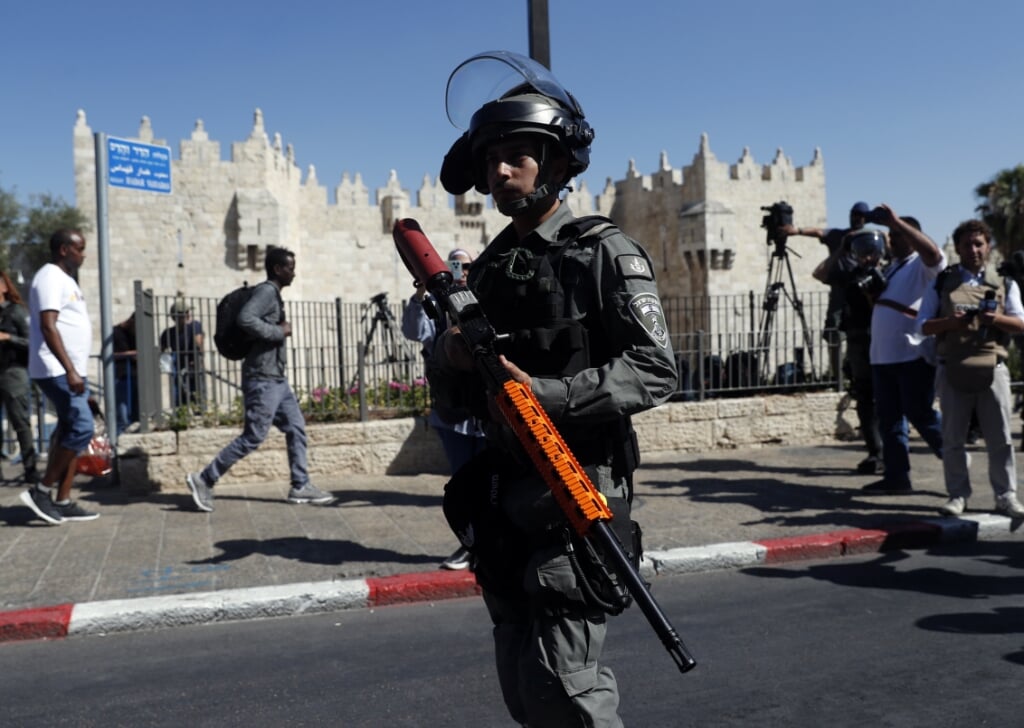 2021-06-15 19:05:22 epa09273140 Tension in the old city of Jerusalem between Palestinian and Israeli police ahead of the Israeli right-wing groups  'Flag Marchâ€™ next to Damascus gate of Jerusalem's Old City, 15 June 2021. Media report that more than 2,500 Israeli police will secure the march and the Israeli army is preparing for the possibility of another escalation with Gaza.  EPA/ATEF SAFADI