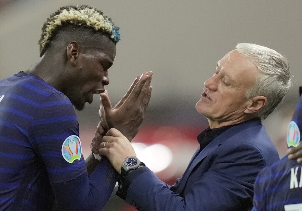 2021-06-28 00:00:00 epa09309562 France's head coach Didier Deschamps (R) talks to his player Paul Pogba before extra time in the UEFA EURO 2020 round of 16 soccer match between France and Switzerland in Bucharest, Romania, 28 June 2021.  EPA/Vadim Ghirda / POOL (RESTRICTIONS: For editorial news reporting purposes only. Images must appear as still images and must not emulate match action video footage. Photographs published in online publications shall have an interval of at least 20 seconds between the posting.)