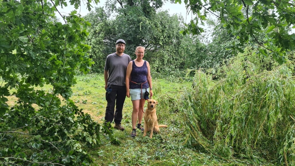Marlous en Sebastiaan en hun hond Elza in het park bij De Binder waar veel bomen sneuvelden.