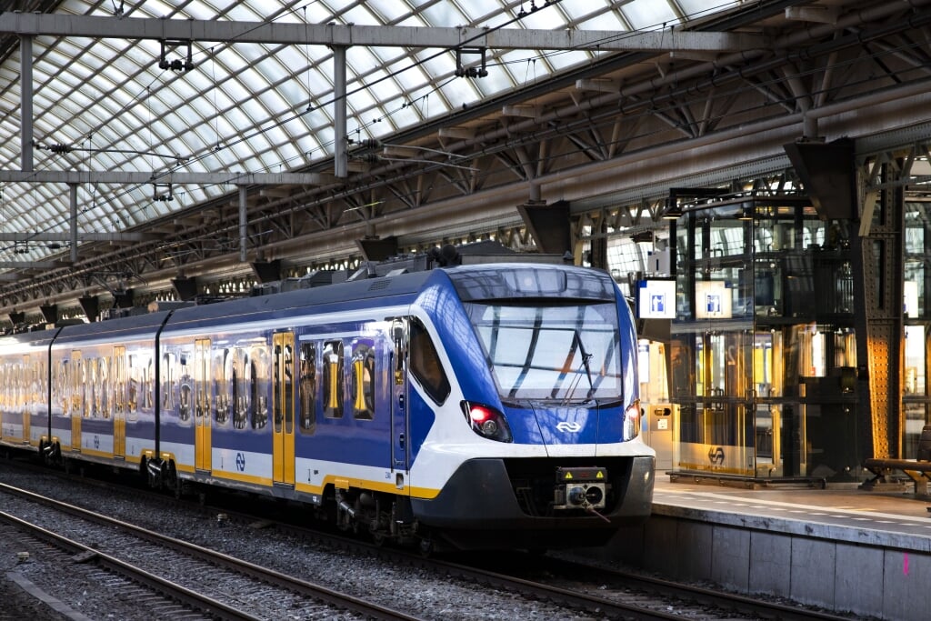 2021-04-28 06:32:09 AMSTERDAM - Amsterdam centraal station tijdens de staking. Door een staking van ProRail-medewerkers rijden er 's ochtends vroeg geen treinen rond onder meer Amsterdam en Utrecht. ANP RAMON VAN FLYMEN