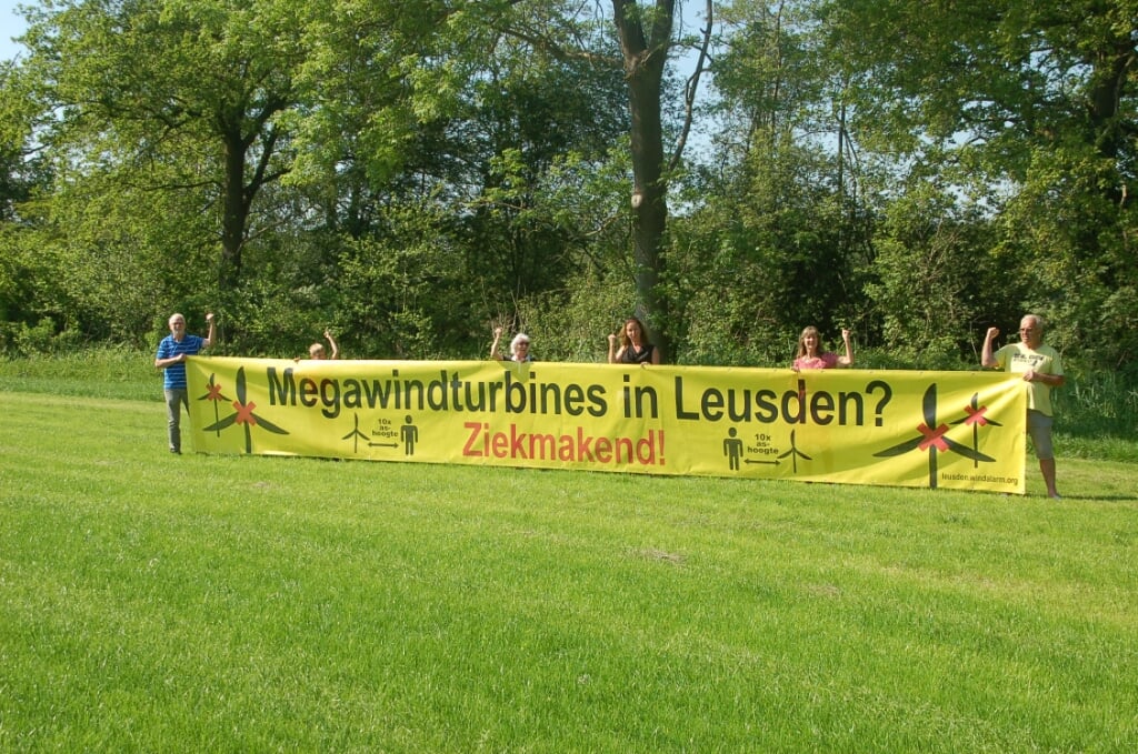 Nieuwenhuijse,  Swellengrebel en andere inwoners van de regio bundelen de krachten met een petitie tegen de komst van megawindturbines op land. 