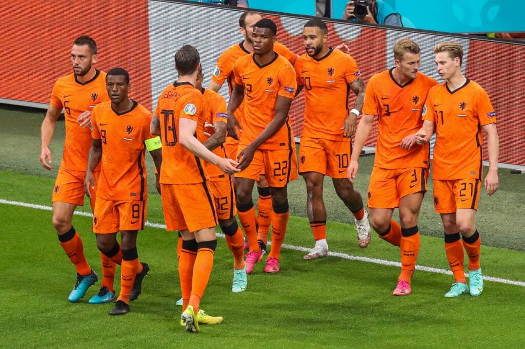 Nederland viert de 1-0 van Memphis Depay tegen Oostenrijk.