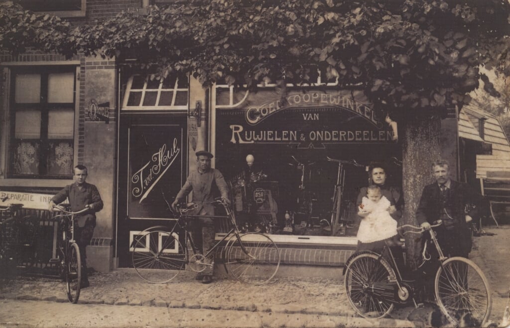 Een prachtige foto van de rijwielzaak van Teunis van den Hul, met op het winkelraam de tekst ‘Goedkoope winkel van rijwielen & Onderdeelen’. De fiets in het midden heeft (nog) geen banden.