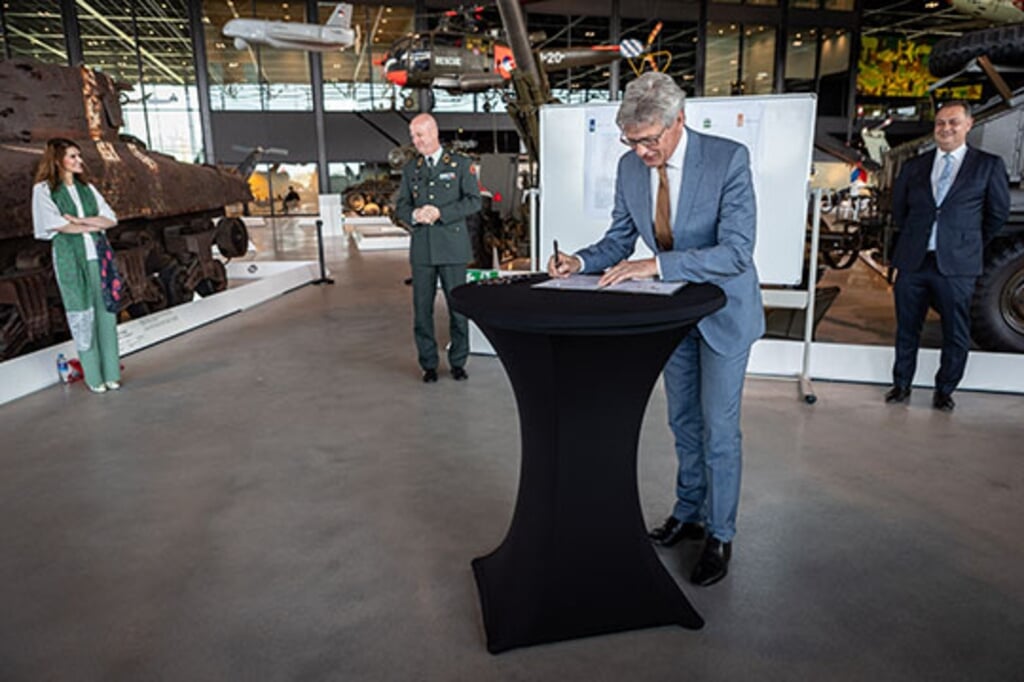 Ondertekening van de intentieverklaring tussen Defensie, RVB, Leusden, Soest en Amersfoort.