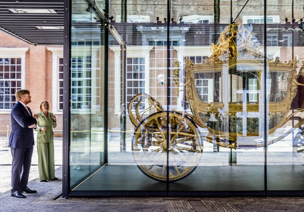 De koning kreeg een rondleiding door het Amsterdam Museum, waar het koninklijke rijtuig tot eind februari is te zien. 
