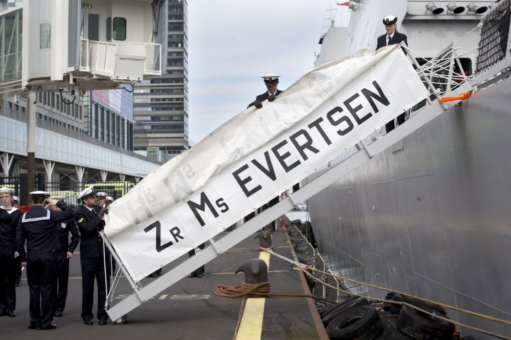 2013-04-30 10:27:57 AMSTERDAM - Mariniers betreden de Hr. Ms. Evertsen, die na de troonswisseling de Zr. Ms. Evertsen gaat heten. ANP EVERT-JAN DANIELS