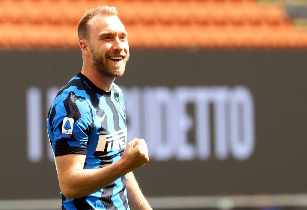 2021-05-23 14:33:25 epa09222580 Inter Milanâ€™s Christian Eriksen (C) jubilates after scoring the 2-0 goal during the Italian Serie A soccer match between FC Inter and Udinese at Giuseppe Meazza stadium in Milan, Italy, 23 May 2021.  EPA/MATTEO BAZZI