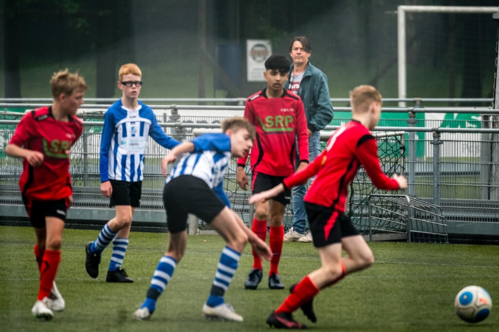 2021-06-05 11:58:48 BLADEL - Jongeren spelen een wedstrijd bij voetbalvereniging Bladella. Voor het eerst in bijna acht maanden staan in de Nederlandse amateursport weer echte wedstrijden op het programma. ANP ROB ENGELAAR