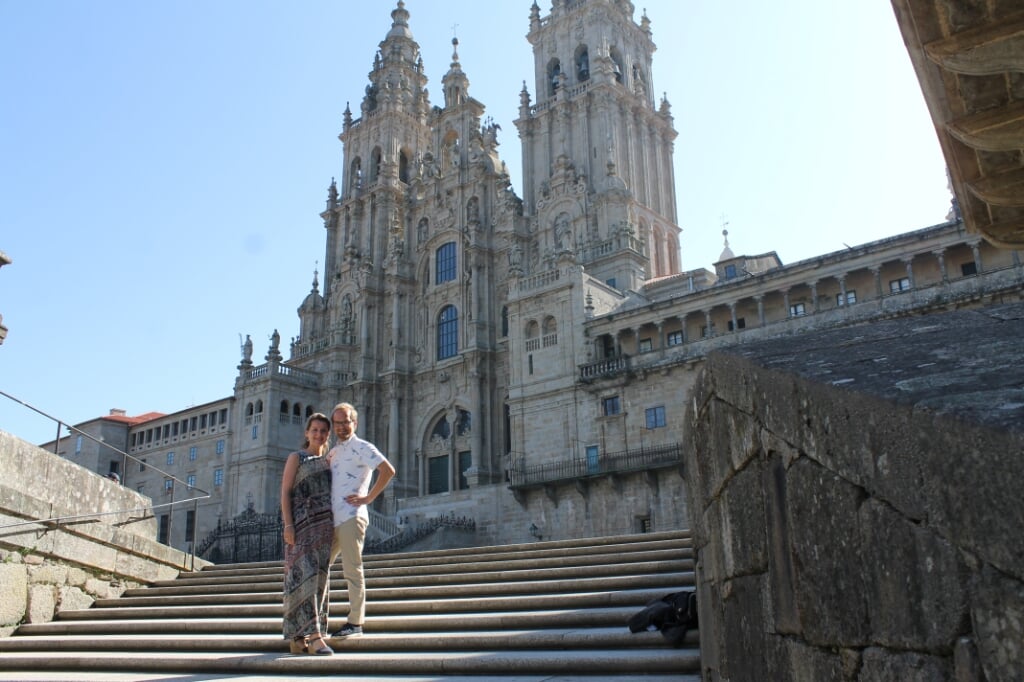 Geert en Mariëtte voor de kathedraal in hun woonplaats Santiago de Compostella, waar pelgrims uit de hele wereld naartoe komen.