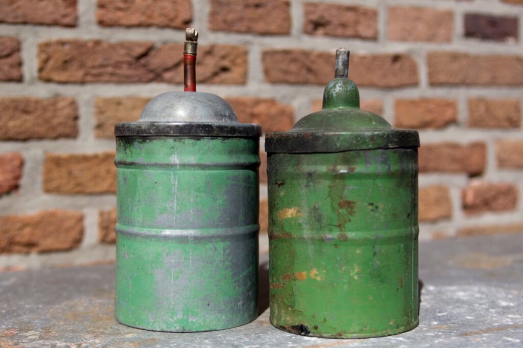 Zowel tijdens de Eerste- als tijdens de Tweede-Wereldoorlog maakte het loodgietersbedrijf carbidlampen die in het hele land werden gebruikt.