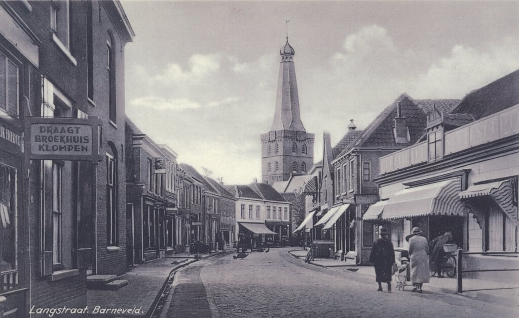 De Langstraat, met rechts het pand van loodgieter Van de Kamp.