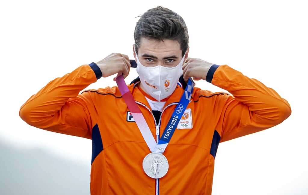 2021-07-28 10:34:58 TOKIO - Tom Dumoulin met zijn zilveren medaille van de individuele tijdrit op de weg op het Fuji International Speedway tijdens de Olympische Spelen van Tokio. ANP KOEN VAN WEEL