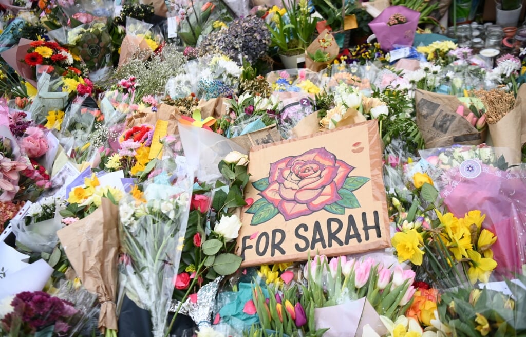Engelsen gedenken met bloemenzee de moord op Sarah Everard.