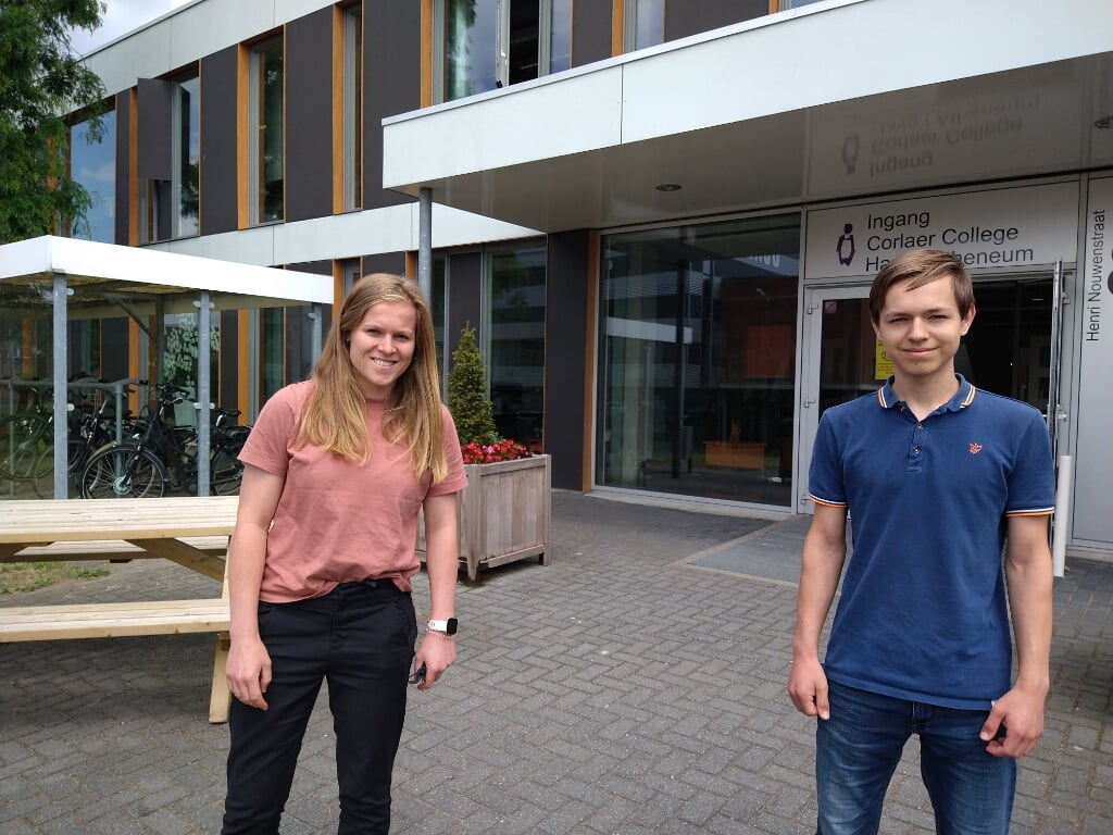 'Wiskundewonder' Jelle Bloemendaal samen met zijn wiskundedocent Lisanne Hogeveen.