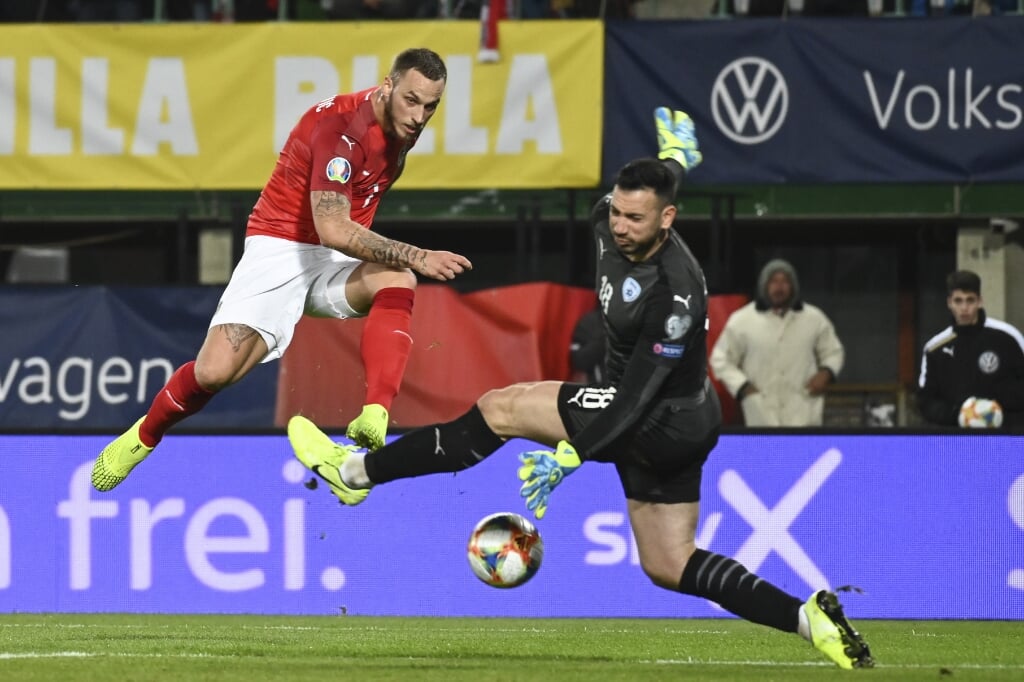 2019-10-10 19:40:06 epa07911280 Marko Arnautovic of Austria (L) and Ofir Meir Marciano of Israel (R) in action during the UEFA EURO 2020 group G qualifying soccer match between Austria and Israel in Vienna, Austria, 10 October 2019.  EPA/CHRISTIAN BRUNA