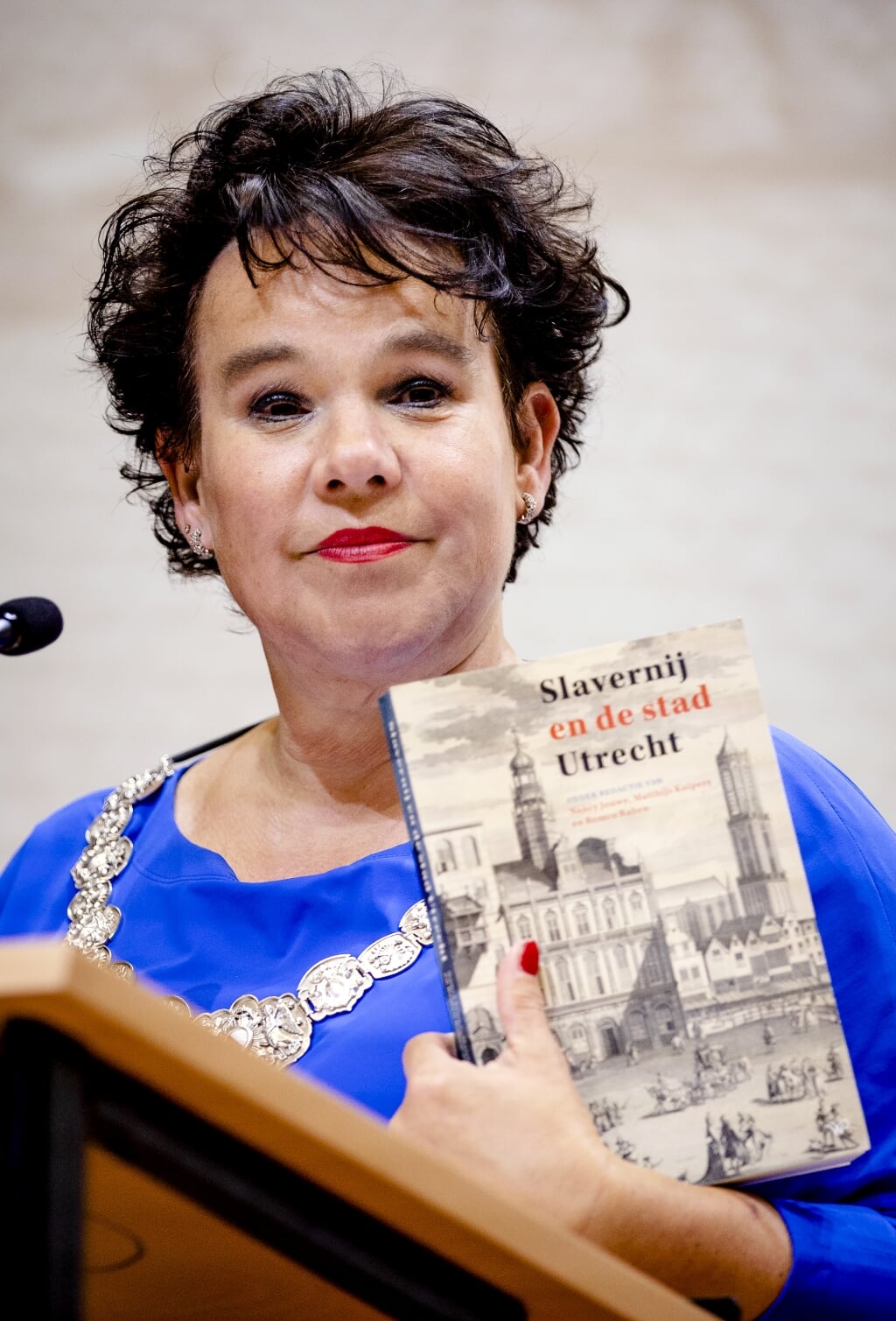 Burgemeester Dijksma nam het boek 'Slavernij en de stad Utrecht' in ontvangst.