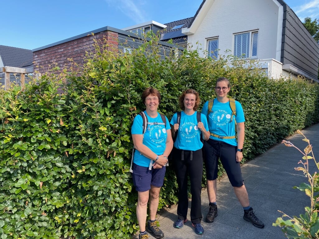 Pauline (rechts) en haar teamleden wandelen in totaal vijftig kilometer.