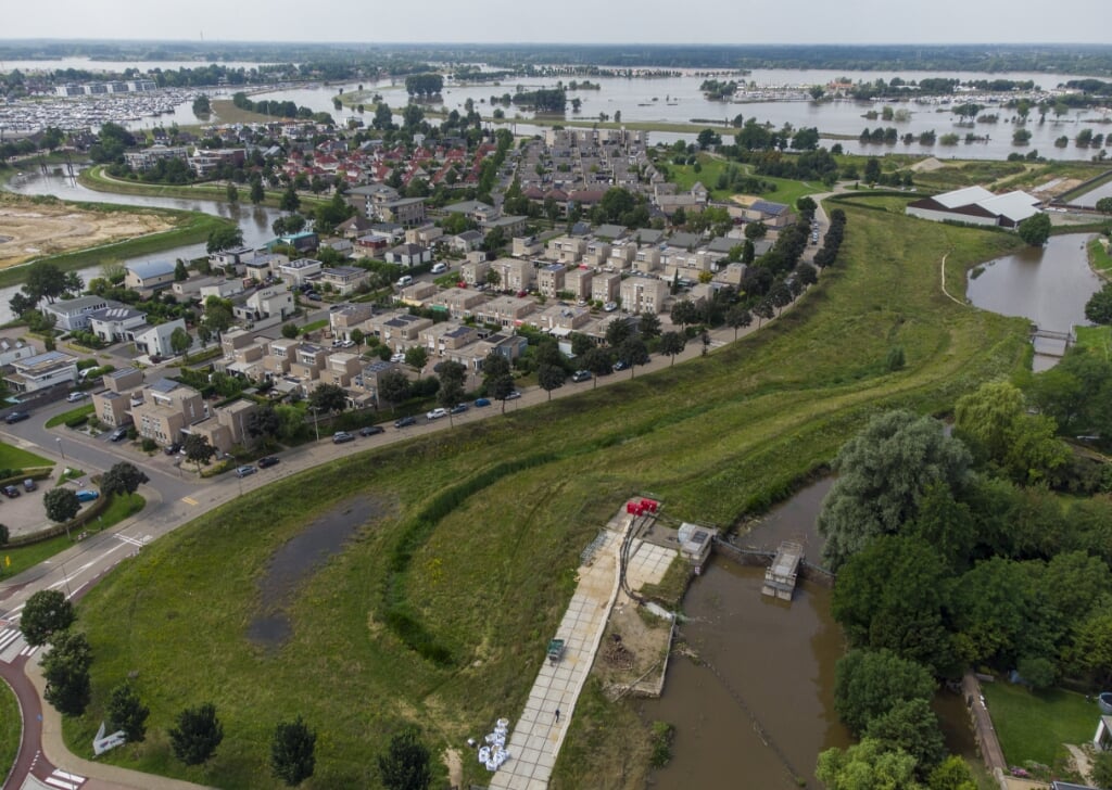 Dronefoto van de waterkering in de Roer in Roermond. 