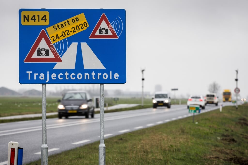 2020-02-24 12:35:25 BAARN - Een verkeersbord waarschuwt bestuurders voor een trajectcontrole. Op de N414 is de eerste regionale trajectcontrole ingevoerd, om de snelheid van 80 kilometer te kunnen waarborgen. ANP VINCENT JANNINK