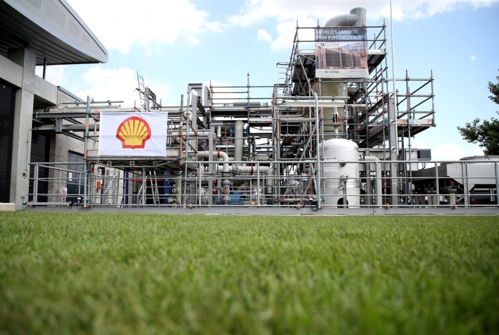 2021-07-02 15:08:42 epa09317839 A hydrogen production plant of Shell in Wesseling, Germany, 02 July 2021. German Christian Democratic Union (CDU) leader Armin Laschet opens Europe's largest green hydrogen production plant.  EPA/FRIEDEMANN VOGEL