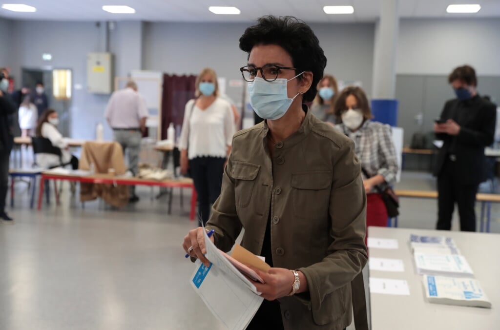 2020-06-28 09:06:18 epa08514135 Member of the French right-wing Les Republicains (LR) party and candidate in the forthcoming 2020 mayoral elections Rachida Dati arrives to vote in the 11th district, during  the second round of the mayoral elections in Paris, France, 28 June 2020. The second round of municipal elections was to be held on 22 March 2020 but was delayed due to the spread of the coronavirus pandemic causing the Covid-19 disease.  EPA/JOEL SAGET / POOL  MAXPPP OUT