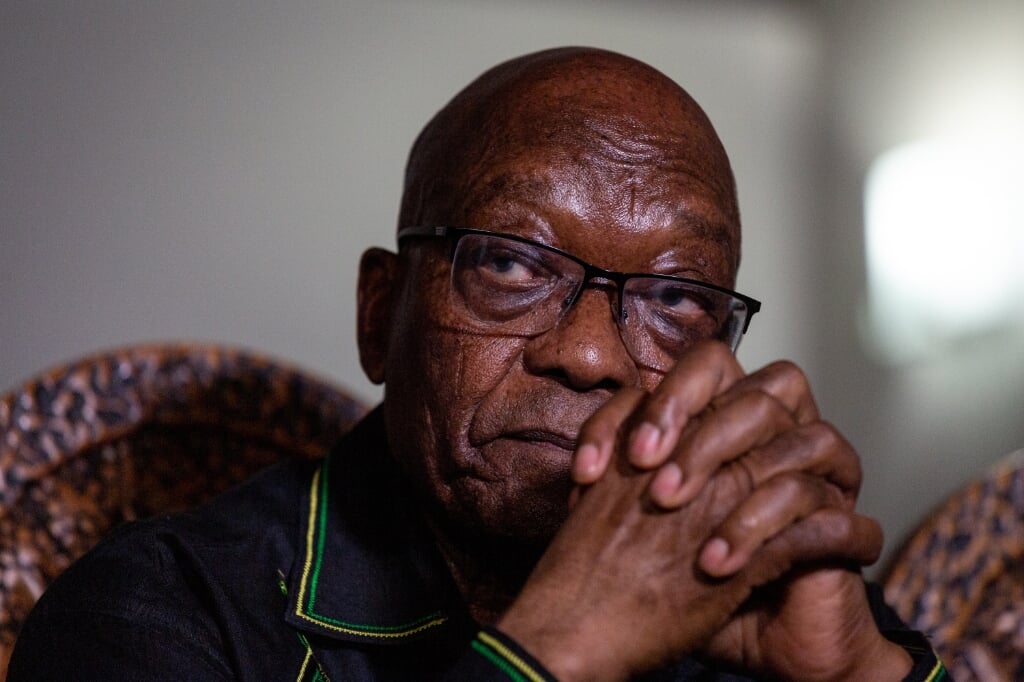 2021-07-04 15:36:45 epa09322707 Former South African President Jacob Zuma speaks during a press conference in Nkandla, Kwa-Zulu Natal, South Africa, 04 July 2021. Zuma was sentenced to 15 months in prison by the Constitutional Court earlier on the same week, but the court agreed to hear his challange to the sentence.  EPA/Yeshiel Panchia