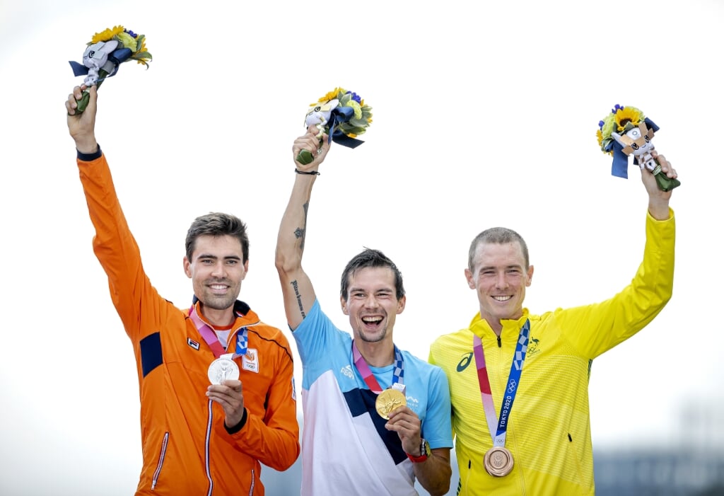 Tom Dumoulin, Primoz Roglic en Rohan Dennis met hun medailles.