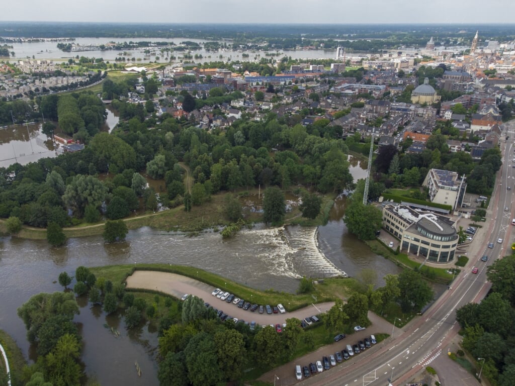 Dronefoto van de Roer en de Hambeek in Roermond. 