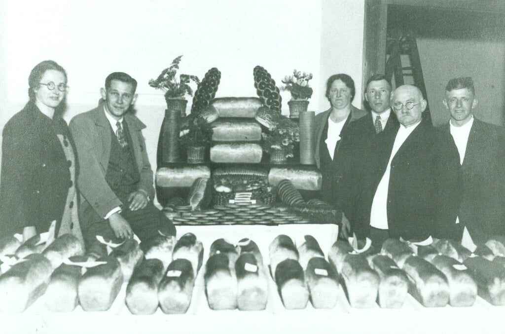 Een prachtige foto uit de tijd dat er in het dorp Barneveld nog een vereniging van bakkerspatroons bestond.