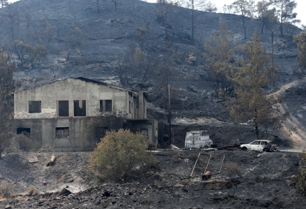 Een brand heeft een dit huis op Cyprus verwoest.