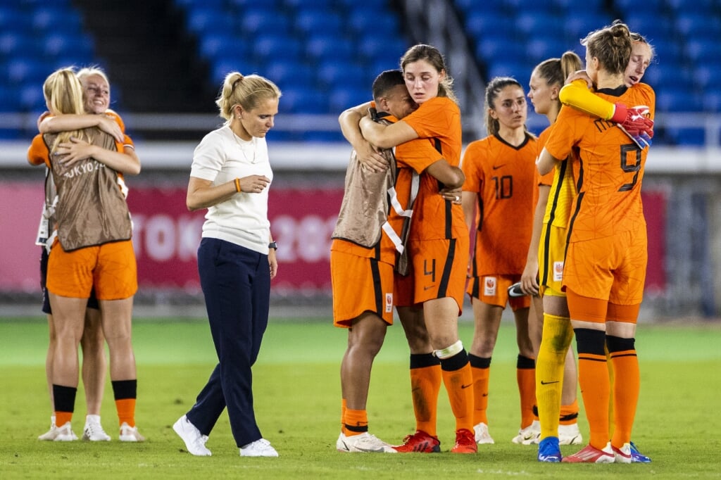 Vertrekkend bondscoach Sarina Wiegman en spelers van Nederland reageren na de uitschakeling in de strafschoppenserie.
