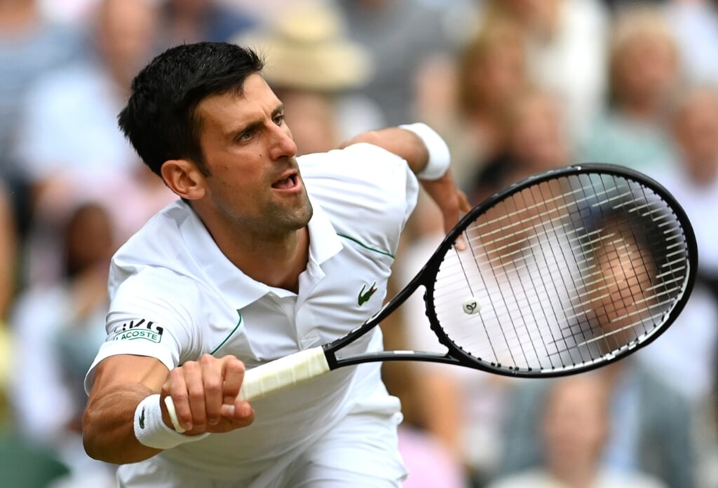  Novak Djokovic in actie op Wimbledon.