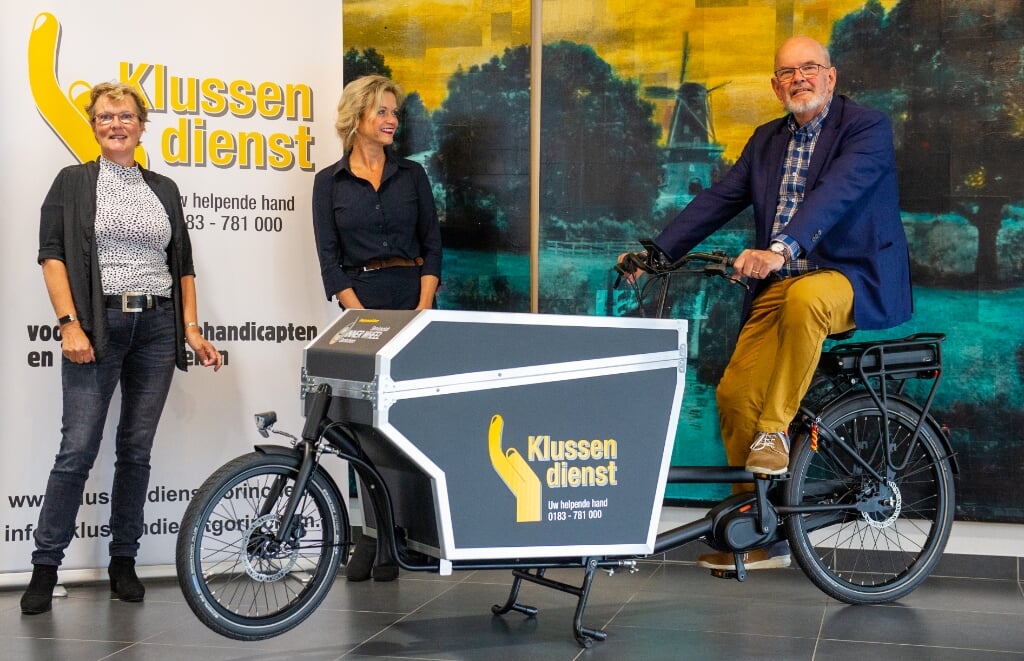 Marlene van Rooijen en Geke Hekman van Inner Wheel en Wietse Meerman,  de nieuwe voorzitter van de Stichting Klussendienst.