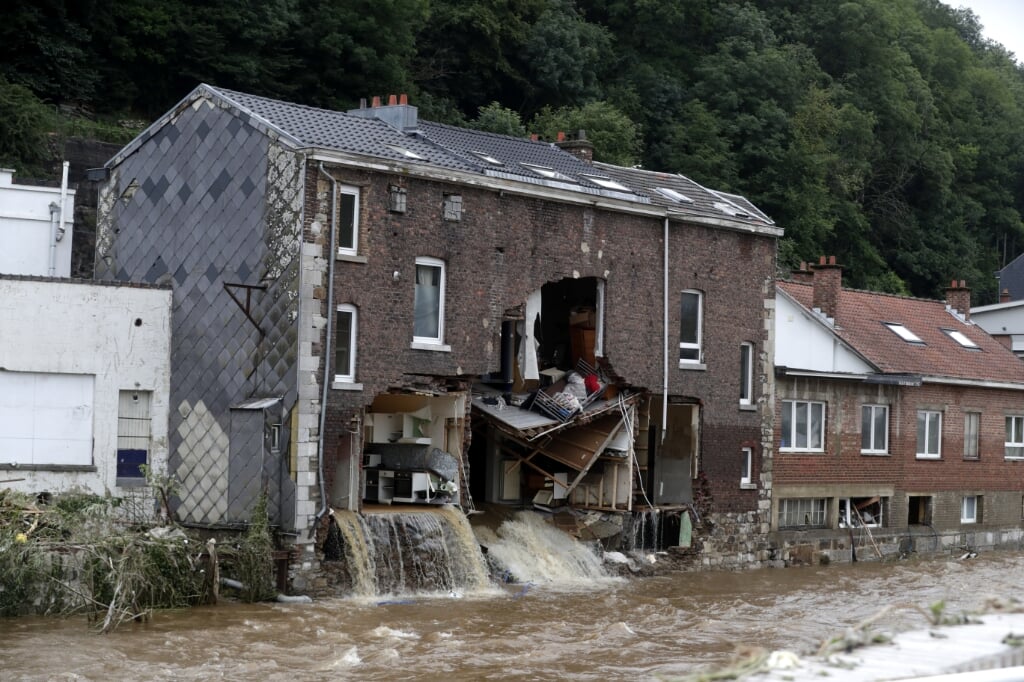 2021-07-16 16:06:48 epa09349117 A general view over destruction after the floodings in Pepinster, Belgium, 16 July 2021. Heavy rainfall has caused widespread damage and flooding in parts of Belgium and adjacent regions.  EPA/STEPHANIE LECOCQ