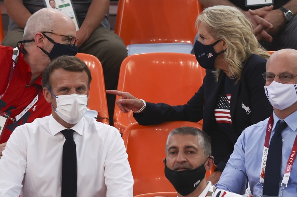 2021-07-24 10:48:05 epa09361523 President of France Emmanuel Macron (L) and USA First Lady Jill Biden (top R) watch the Women's Pool Round match between France and the USA in the 3x3 Basketball events of the Tokyo 2020 Olympic Games at the Aomi Urban Sports Park in Tokyo, Japan, 24 July 2021.  EPA/FAZRY ISMAIL