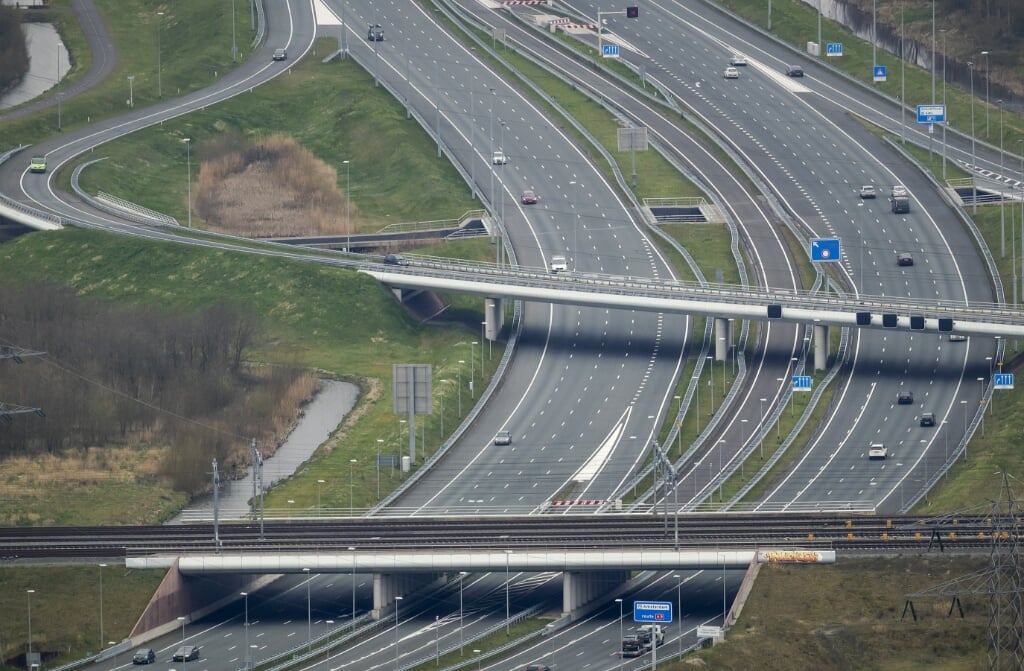 Luchtfoto uit maart 2020: een ongewoon rustige snelweg A1, ter hoogte van Muiden.