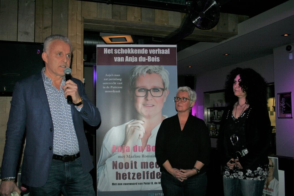 Peter R. de Vries schreef het voorwoord en was in 2016 in Putten aanwezig bij de presentatie van het boek 'Nooit meer hetzelfde' van Anja du Bois. Rechts co-auteur Marlou Roossink.