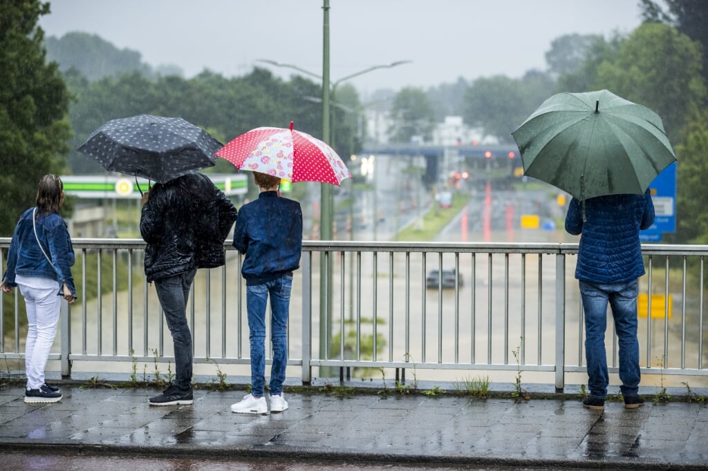 2021-07-13 18:50:54 HEERLEN - Snelweg A79 ter hoogte van Heerlen is volledig afgesloten vanwege hevige regenval in Limburg. Het KNMI heeft voor Zuid-Limburg code oranje afgekondigd. ANP MARCEL VAN HOORN